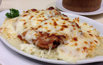 Отбивные с луком, майонезом и сыром