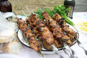Шашлык с майонезом и минералкой