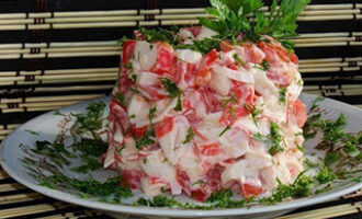Салат с кальмарами и крабовыми палочками