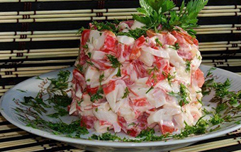 Салат с кальмарами и крабовыми палочками