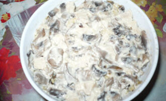 Салат с кальмарами и грибами