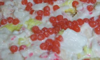 Салат с креветками и икрой
