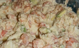 Салат с креветками и огурцами