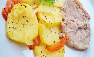 Мясо с картофелем и помидорами в духовке