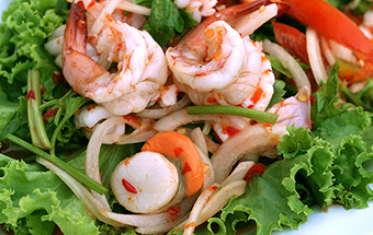 Салат из морского коктейля