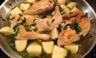 Курица с картошкой на сковороде