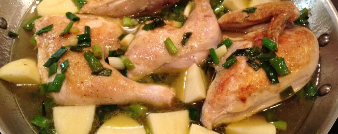 Курица с картошкой на сковороде