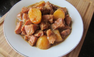Картошка тушеная со свининой