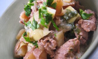 Картошка с тушенкой в мультиварке