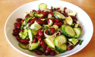 Cалат с фасолью и огурцами
