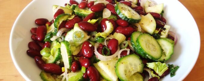 Cалат с фасолью и огурцами