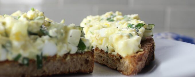 Салат с огурцом и яйцом