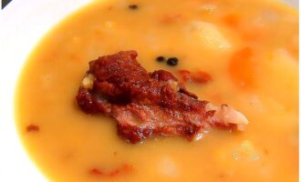 Гороховый суп с копчеными ребрышками