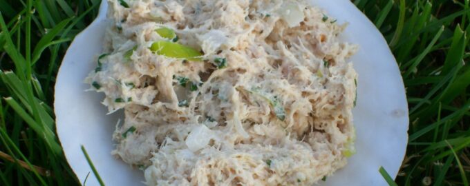 Cалат из консервированной рыбы