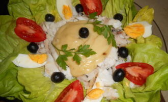 Горячий салат из рыбы
