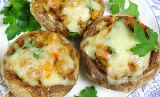 Фаршированные курицей шампиньоны