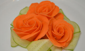 Украшение из овощей Роза из морковки