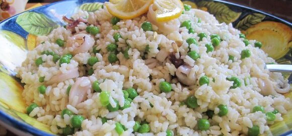 Салат с рисом и кальмарами