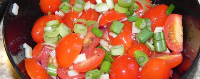Легкий салат с помидорами черри