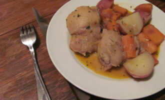 Курица с картошкой в кастрюле