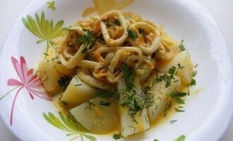 Кальмар со сметаной и морковью