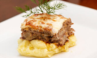Картофельная запеканка с мясом и грибами