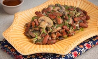 Тушеная фасоль с грибами