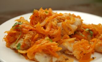Жареная рыба с морковью