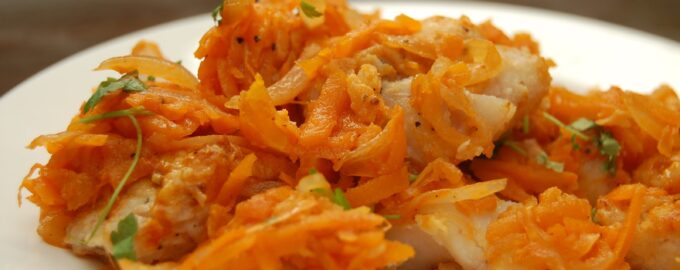 Жареная рыба с морковью