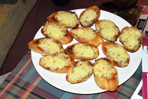 Гренки с чесноком и сыром