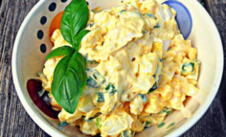 Салат с луком и яйцом