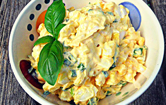 Салат с луком и яйцом