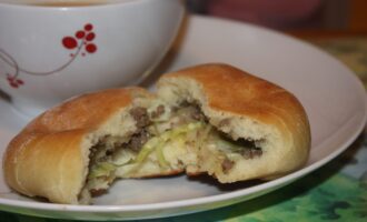 Пирожки с капустой и жареным фаршем