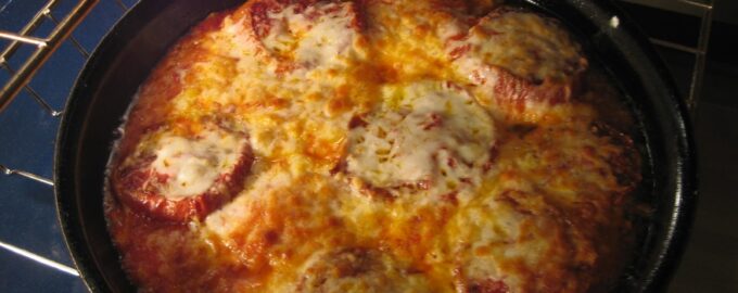 Отбивная куриная грудка с помидорами