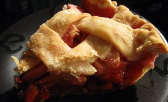 Пирог с брусникой и яблоками
