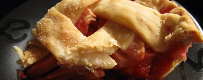 Пирог с брусникой и яблоками
