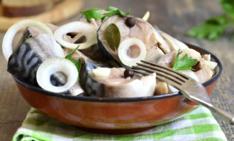 Скумбрия, маринованная с луком