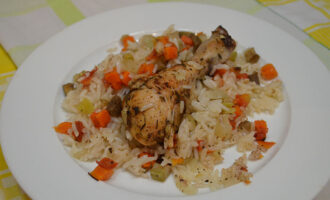 Запеченные куриные ножки с рисом и овощами