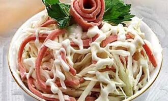 Салат из пекинской капусты с колбасой