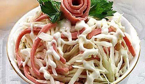 Салат из пекинской капусты с колбасой