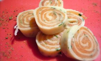 Рулет из сыра с семгой