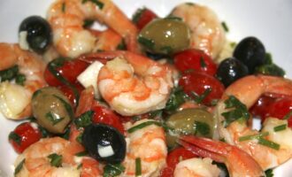 Cалат с креветками и оливками