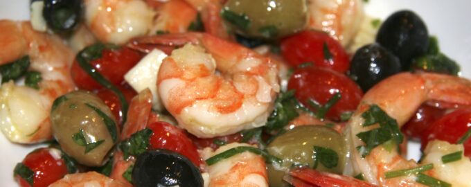 Cалат с креветками и оливками