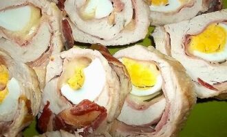 Куриный рулет с яйцом