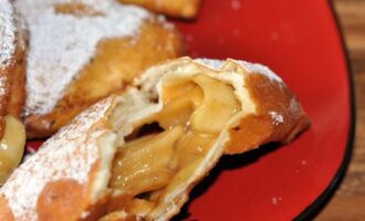 Жареные пирожки с яблоками