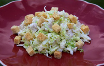 Салат из пекинской капусты, курицы и сухариков