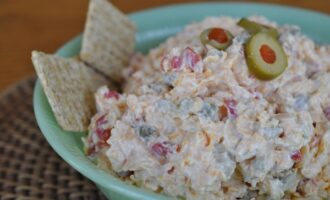 Салат с оливками и сыром