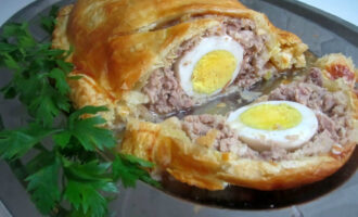 Мясной рулет в слоеном тесте
