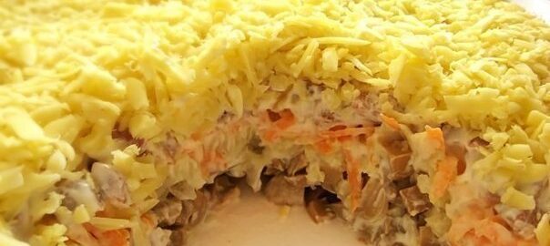 Салат с курицей и жареными грибами