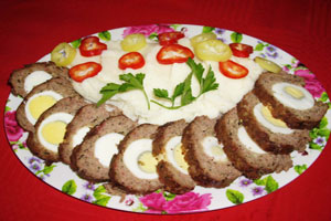 Мясной рулет из фарша с яйцом